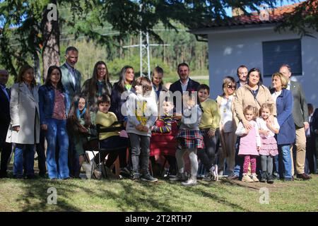 Arroes, Spagna, 21 ottobre 2023: La famiglia reale ha posato per i media con i bambini durante il premio esemplare della città delle Asturie del 2023, il 21 ottobre 2023, ad Arroes, in Spagna. Credito: Alberto Brevers / Alamy Live News. Foto Stock