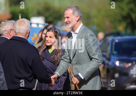 Candanal, Spagna, 21 ottobre 2023: Re Felipe vi saluta il pubblico durante il Premio esemplare della città delle Asturie del 2023, il 21 ottobre 2023, a Candanal, Spagna. Credito: Alberto Brevers / Alamy Live News. Foto Stock