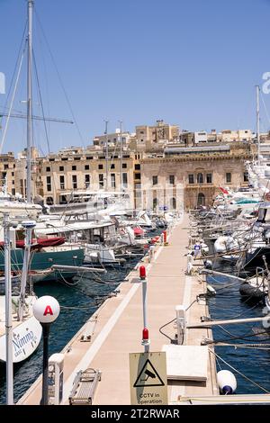 Vittoriosa, Malta - 17 giugno 2023: Molo galleggiante nel porto di Vittoriosa Foto Stock