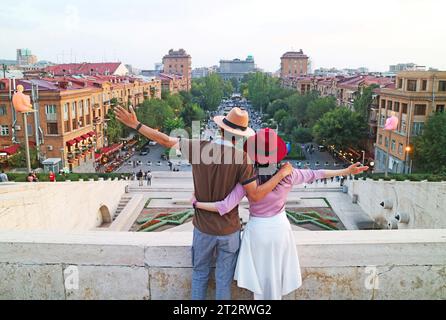 Coppia felice: Godetevi l'impressionante vista serale della città di Erevan dalla cascata di Erevan in Armenia Foto Stock