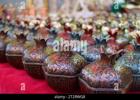 Filari di bruciatori di incenso a forma di melograno in vendita al mercato Vernissage di Erevan, Armenia Foto Stock