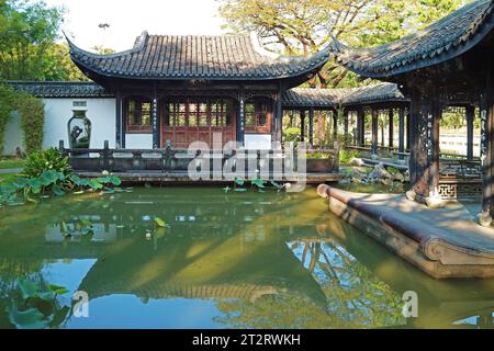 Tradizionale giardino cinese con splendidi padiglioni panoramici presso il laghetto delle ninfee Foto Stock