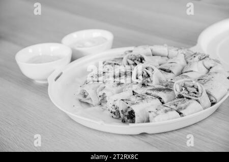 Piatto shawarma bianco e nero con immersione Foto Stock