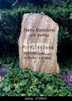 Anna Seghers, Dorotheenstaedtischer Friedhof DEU, Deutschland, Germania, Berlino, 07.10.2023 Grab und Grabstaette von Anna Seghers, deutsche Schriftstellerin, auf dem Dorotheenstaedtischen Friedan der Chausseestrasse im Berliner Bezirk Mitte Berlin Deutschland . Der historische Friedhof beherbergt Graeber beruehmter Personen aus Kunst, Kultur und Wissenschaft en: Tomba e luogo di sepoltura di Anna Seghers, autrice tedesca, presso la Dorotheenstaedtische Friedhof su Chausseestrasse nel quartiere Mitte di Berlino Germania. Lo storico cimitero ospita le tombe di personaggi famosi dell'arte, della cultura e dell'arte Foto Stock