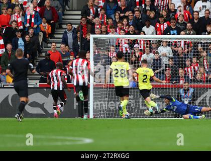 21 ottobre 2023; Gtech Community Stadium, Brentford, Londra, Inghilterra; Premier League Football, Brentford contro Burnley; Yoane Wissa di Brentford tira e segna il primo gol al 25° minuto per arrivare a 1-0 Foto Stock