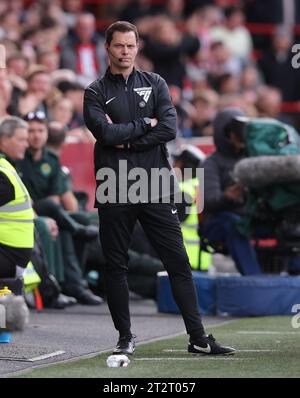 Londra, Regno Unito. 21 ottobre 2023. Quarto ufficiale Darren England durante la partita di Premier League al Gtech Community Stadium di Londra. Il credito fotografico dovrebbe leggere: Paul Terry/Sportimage Credit: Sportimage Ltd/Alamy Live News Foto Stock