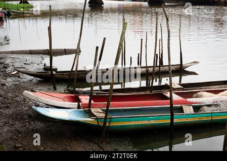 Canoe da pesca e trasporto parcheggiate sulla riva del fiume. Supporto familiare. Foto Stock