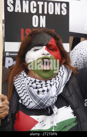 Londra, Regno Unito. 21/ottobre/2023 seconda grande marcia per la Palestina a Londra Una seconda grande marcia in solidarietà con il popolo palestinese ha luogo, a Londra la marcia inizia a Marble Arch prima di dirigersi attraverso la città, terminando con un raduno a Whitehall, vicino a Downing Street. La polizia ha imposto rigide restrizioni alla marcia. Credito: Roland Ravenhill/Alamy. Foto Stock