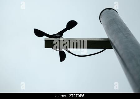 Sensore di velocità del vento Anemometro per previsioni meteorologiche. Vista ravvicinata dal basso. Foto Stock