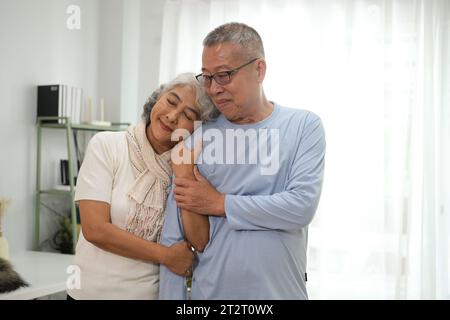 Ritratto alla testa di una felice coppia caucasica dai capelli grigi, marito e moglie, mostrano amore e cura. Foto Stock