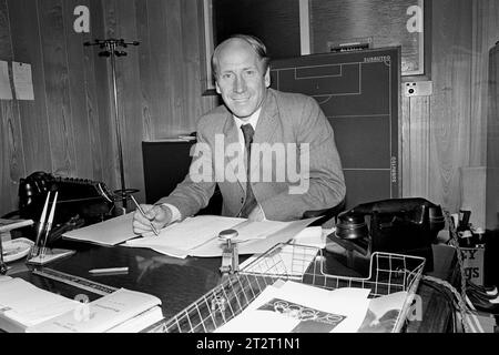 Foto del file datata 08-05-1973 dell'ex star del Manchester United Bobby Charlton, alla sua scrivania al Preston North End FC Sir Bobby Charlton è morto all'età di 86 anni, la sua famiglia ha annunciato. Data di emissione: Sabato 21 ottobre 2023. Foto Stock