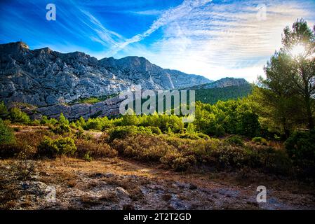 Paesaggio di Cezanne / Vista Sud-Ovest di Montagne Sainte-Victoire & Country Road a Beaurecueil vicino Aix-en-Provence - Provenza - Francia Foto Stock
