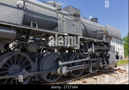 PIVKA, Slovenia - 25 giugno 2023: Primo piano sulla locomotiva di un treno militare della seconda guerra mondiale al Parco di storia militare di Pivka Foto Stock