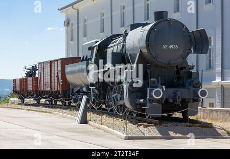 PIVKA, Slovenia - 25 giugno 2023: Treno militare dalla seconda guerra mondiale al Pivka Park of Military History Foto Stock