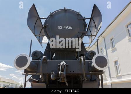 PIVKA, Slovenia - 25 giugno 2023: Vista frontale della locomotiva di un treno militare della seconda guerra mondiale presso il Parco di storia militare di Pivka Foto Stock