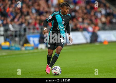 Swansea, Regno Unito. 21 ottobre 2023. Abdul Fatawu di Leicester City con la palla durante la partita del campionato Sky Bet Swansea City vs Leicester City al Swansea.com Stadium, Swansea, Regno Unito, 21 ottobre 2023 (foto di Craig Anthony/News Images) a Swansea, Regno Unito il 21/10/2023. (Foto di Craig Anthony/News Images/Sipa USA) credito: SIPA USA/Alamy Live News Foto Stock