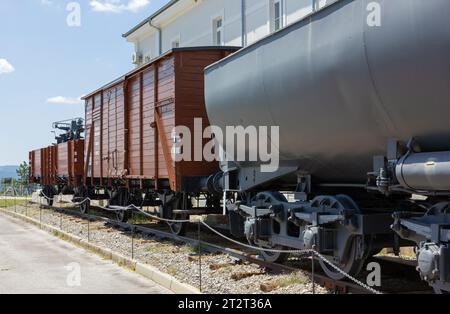 PIVKA, Slovenia - 25 giugno 2023: Primo piano sui carri di un treno militare della seconda guerra mondiale al Parco di storia militare di Pivka Foto Stock