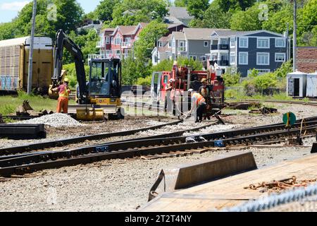 Lavoratori in sostituzione di binari ferroviari a Dartmouth, nuova Scozia Foto Stock