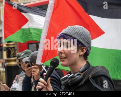 Londra, Regno Unito. 21 ottobre 2023. I membri della lotta contro il razzismo combattono l'imperialismo e il gruppo comunista rivoluzionario sostengono i palestinesi che resistono allo stato sionista di Israele, che per molti anni ha oppresso i palestinesi al di fuori delle imprese, banche e istituzioni britanniche, tra cui Marks & Spencer, che hanno a lungo sostenuto lo stato israeliano dell'apartheid. Peter Marshall/Alamy Live News Foto Stock