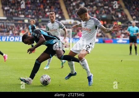 Ricardo Pereira di Leicester City (a sinistra) e Jamie Paterson di Swansea City si scontrano per il pallone durante la partita del campionato Sky Bet al Swansea.com Stadium di Swansea. Data immagine: Sabato 21 ottobre 2023. Foto Stock