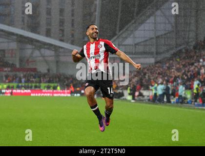 Brentford, Londra, Regno Unito. 21 ottobre 2023; Gtech Community Stadium, Brentford, Londra, Inghilterra; Premier League Football, Brentford contro Burnley; Saman Ghoddos di Brentford festeggia il 3° gol della sua squadra al 87° minuto per arrivare a 3-0 crediti: Action Plus Sports Images/Alamy Live News Foto Stock