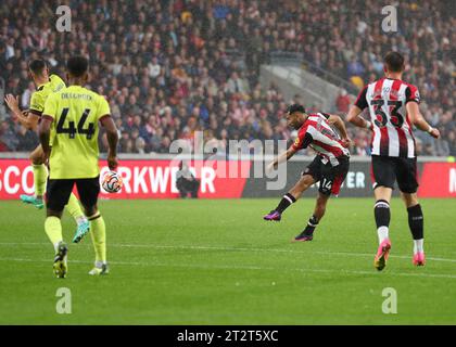 Brentford, Londra, Regno Unito. 21 ottobre 2023; Gtech Community Stadium, Brentford, Londra, Inghilterra; Premier League Football, Brentford contro Burnley; Saman Ghoddos di Brentford tira e segna il terzo gol ai suoi lati al 87° minuto per arrivare a 3-0 credito: Action Plus Sports Images/Alamy Live News Foto Stock