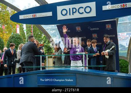 Ascot, Berkshire, Regno Unito. 21 ottobre 2023. Jockey Frankie Dettori dopo aver vinto la QIPCO Champion Stakes all'ippodromo di Ascot nel QIPCO British Champions Day a cavallo King of Steel. Questo è stato un modo molto adatto per il fantino Frankie Dettori di finire la sua carriera nel Regno Unito prima di trasferirsi in America per continuare la sua carriera lì. Credito: Maureen McLean/Alamy Live News Foto Stock