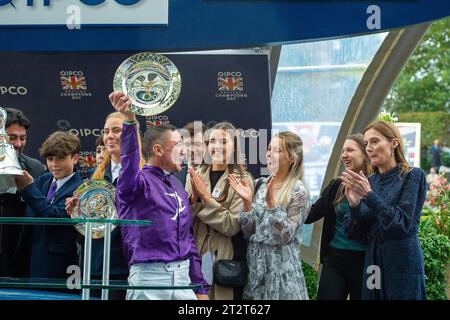 Ascot, Berkshire, Regno Unito. 21 ottobre 2023. Jockey Frankie Dettori con la moglie e i figli dopo aver vinto il QIPCO Champion Stakes all'ippodromo di Ascot nel QIPCO British Champions Day a cavallo King of Steel. Questo è stato un modo molto adatto per il fantino Frankie Dettori di finire la sua carriera nel Regno Unito prima di trasferirsi in America per continuare la sua carriera lì. Credito: Maureen McLean/Alamy Live News Foto Stock