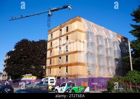 Cornice in legno di un nuovo edificio di appartamenti a sei piani in costruzione a East Vancouver Foto Stock