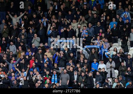 I tifosi di Huddersfield Town tifanno per festeggiare la vittoria al fischio finale durante la partita del campionato Sky Bet Huddersfield Town vs Queens Park Rangers al John Smith's Stadium, Huddersfield, Regno Unito, 21 ottobre 2023 (foto di Steve Flynn/News Images) Foto Stock