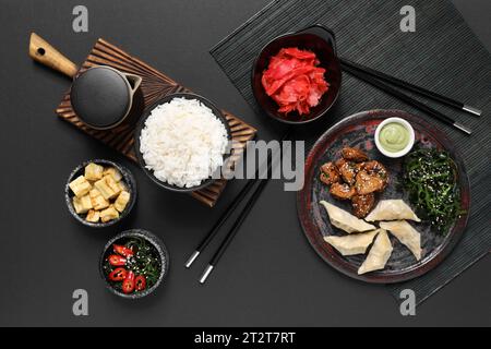 Composizione con diversi piatti cinesi su sfondo scuro Foto Stock