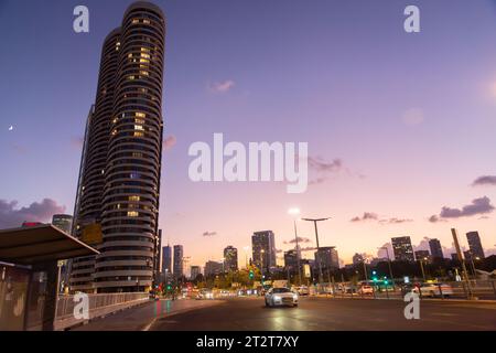 Tel Aviv, Israele - 19 ottobre 2023: Moderni grattacieli nel distretto finanziario di Tel Aviv, la città più popolosa di Israele. Ripresa notturna durante il Foto Stock