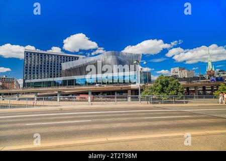 STOCCOLMA, SVEZIA - 27 GIUGNO 2016: Si tratta di un edificio moderno del Centro Congressi Waterfront di Stoccolma. Foto Stock