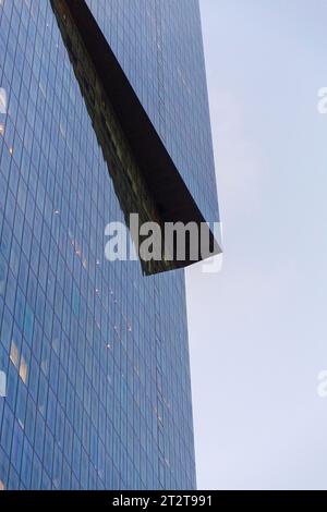 Modello di dettaglio della facciata dell'edificio con strati di finestre, dettagli urbani moderni con una prospettiva Foto Stock