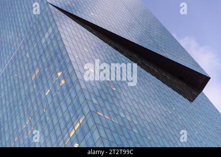 Modello di dettaglio della facciata dell'edificio con strati di finestre, dettagli urbani moderni con una prospettiva Foto Stock