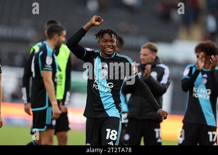 Swansea, Regno Unito. 21 ottobre 2023. Abdul Fatawu della città di Leicester festeggia alla fine del gioco. Partita di campionato EFL Skybet, Swansea City contro Leicester City presso lo Stadio Swansea.com di Swansea, Galles, sabato 21 ottobre 2023. Questa immagine può essere utilizzata solo per scopi editoriali. Solo per uso editoriale, foto di Andrew Orchard/Andrew Orchard fotografia sportiva/Alamy Live news credito: Andrew Orchard fotografia sportiva/Alamy Live News Foto Stock