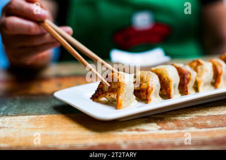 Gnocchi adesivi su un piatto in un ristorante di Shanghai, Cina. Foto Stock