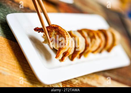 Gnocchi adesivi su un piatto in un ristorante di Shanghai, Cina. Foto Stock