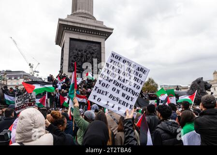 Piccadilly, Londra, Regno Unito. 21 ottobre 2023. Una protesta è in corso contro l'escalation dell'azione militare a Gaza mentre il conflitto tra Israele e Hamas continua. Organizzato da gruppi tra cui la campagna di solidarietà della Palestina e la Coalizione di guerra, intitolata «marcia nazionale per la Palestina» e con inviti a «Palestina libera», «porre fine alla violenza» e «porre fine all’apartheid». I manifestanti si riuniscono sotto la colonna di Nelson a Trafalgar Square Foto Stock