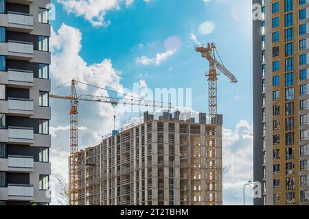 Cantiere con gru di una nuova e alta casa multiappartamento Foto Stock