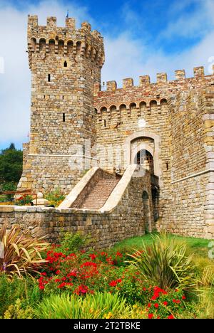Un'azienda vinicola nella Napa Valley in California è stata costruita per assomigliare a un castello medievale europeo in pietra nel centro di un vigneto Foto Stock