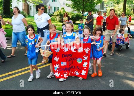 Una squadra di scout marcia nella Memorial Day Parade dietro uno striscione fatto in casa Foto Stock