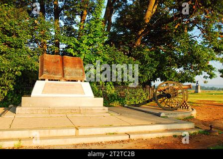 Una scultura monumentale, sagomata per assomigliare a un libro aperto, onora il segno dell'alta marea del Gettysburg National Military Park, parte della guerra di secessione americana Foto Stock