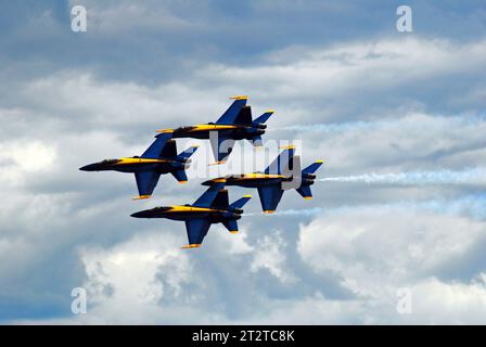 Un gruppo di quattro aerei a reazione Blue Angels volano ravvicinati in una formazione di diamanti durante uno spettacolo aereo Foto Stock