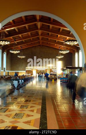 La gente corre attraverso lo storico deposito ferroviario e ferroviario della Union Station durante l'ora di punta a Los Angeles Foto Stock