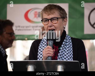 Kate Hudson del CND, Campaign for Nuclear Disarmament, parla alla manifestazione National March for Palestine Stop the War on Gaza, march to protest about the Israel Palestine confict over the Gaza Strip Foto Stock