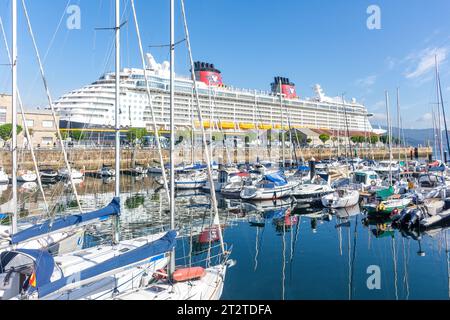Puerto deportivo de Vigo (marina) e nave da crociera Disney Dream, Puerto de Vigo, Vigo, Provincia di Pontevedra, Galizia, Regno di Spagna Foto Stock