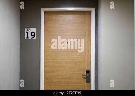 Interni accoglienti ed eleganti della camera 0819 in un lussuoso hotel con illuminazione soffusa e un comodo letto Foto Stock