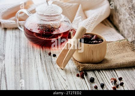 Bacca rosa sana, mirtillo, chokeberry rosso, tè alle erbe ai mirtilli rossi. Vitaminizzato, immune che aumenta il tè. Foto Stock