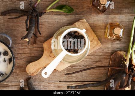 Filtrare l'unguento della radice di conchiglia attraverso un setaccio, vista dall'alto Foto Stock